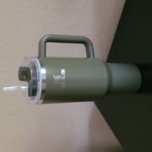 EUC 40oz Stanley tumblers olive color